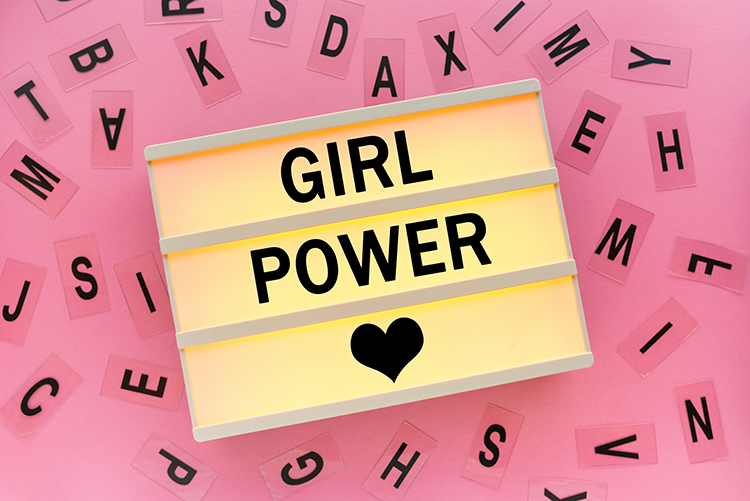 Girl power : peut-on rester féminine et être prise au sérieux ?